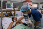 Cứu sống người đàn ông bị ong vò vẽ đốt 150 vết