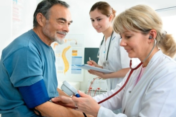 Triệu chứng, nguyên nhân và cách điều trị cao huyết áp